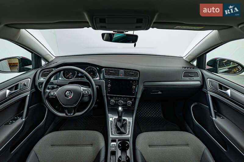 Хэтчбек Volkswagen Golf 2020 в Киеве