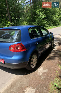Хэтчбек Volkswagen Golf 2004 в 