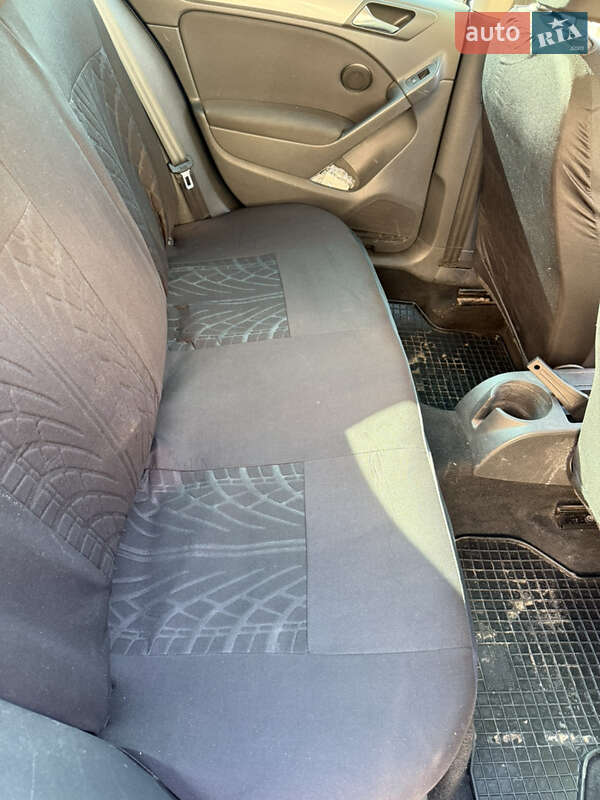 Хэтчбек Volkswagen Golf 2010 в Каменском