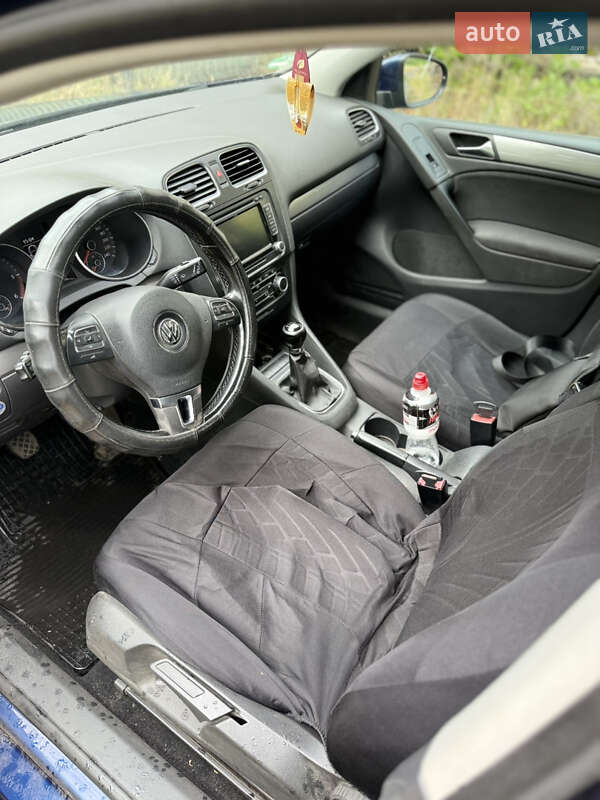 Хэтчбек Volkswagen Golf 2010 в Каменском