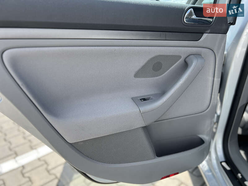 Хетчбек Volkswagen Golf 2004 в Івано-Франківську