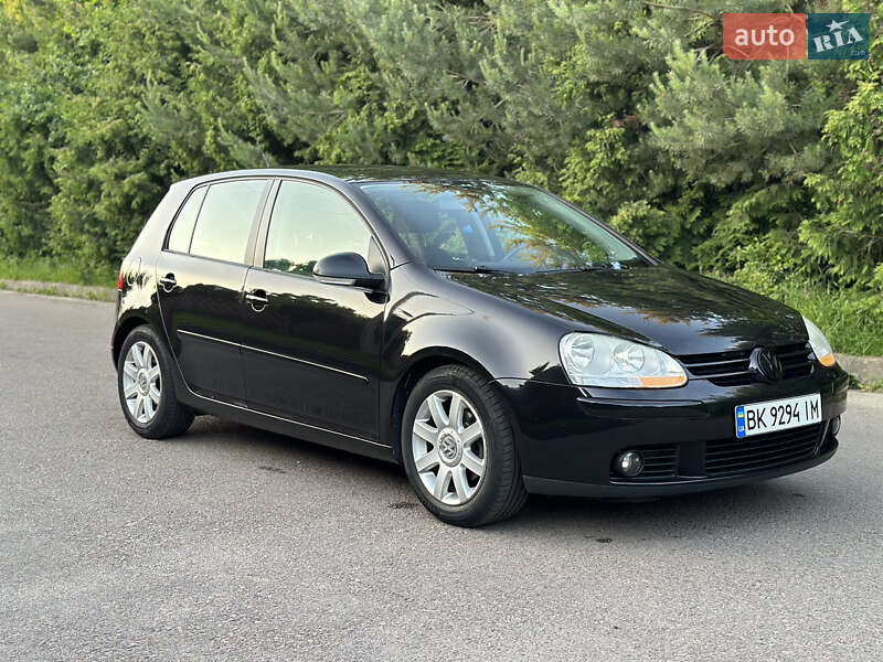 Хетчбек Volkswagen Golf 2005 в Рівному