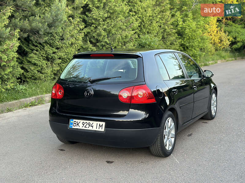 Хетчбек Volkswagen Golf 2005 в Рівному