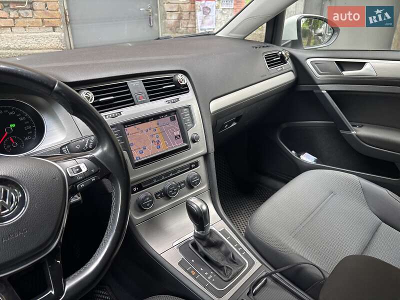 Хэтчбек Volkswagen Golf 2016 в Киеве