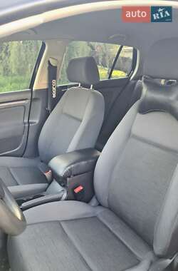 Хэтчбек Volkswagen Golf 2004 в 