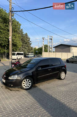 Хэтчбек Volkswagen Golf 2004 в 