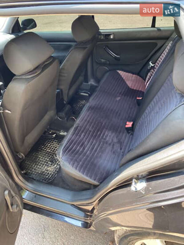 Хетчбек Volkswagen Golf 2001 в Романіву