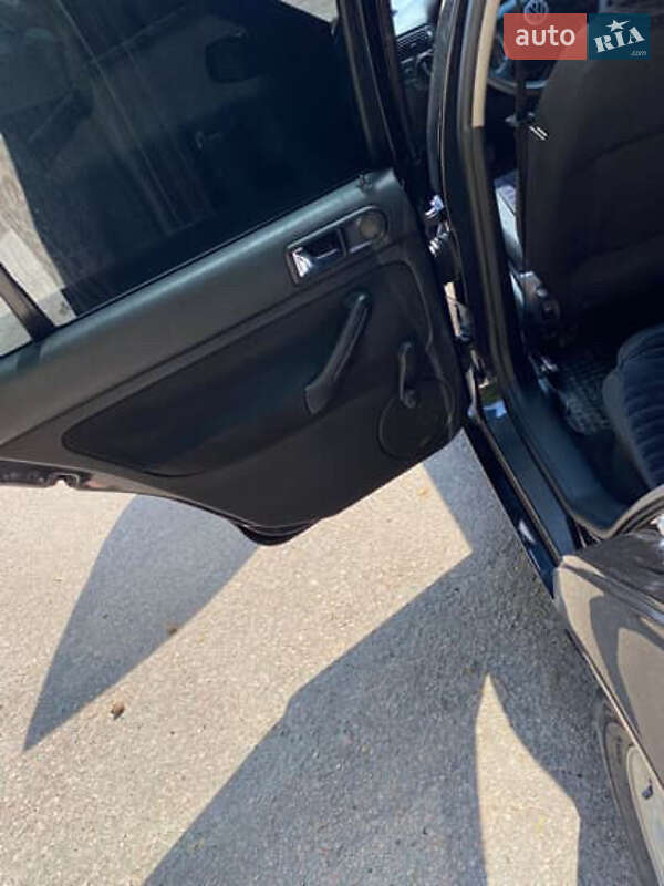 Хетчбек Volkswagen Golf 2001 в Романіву