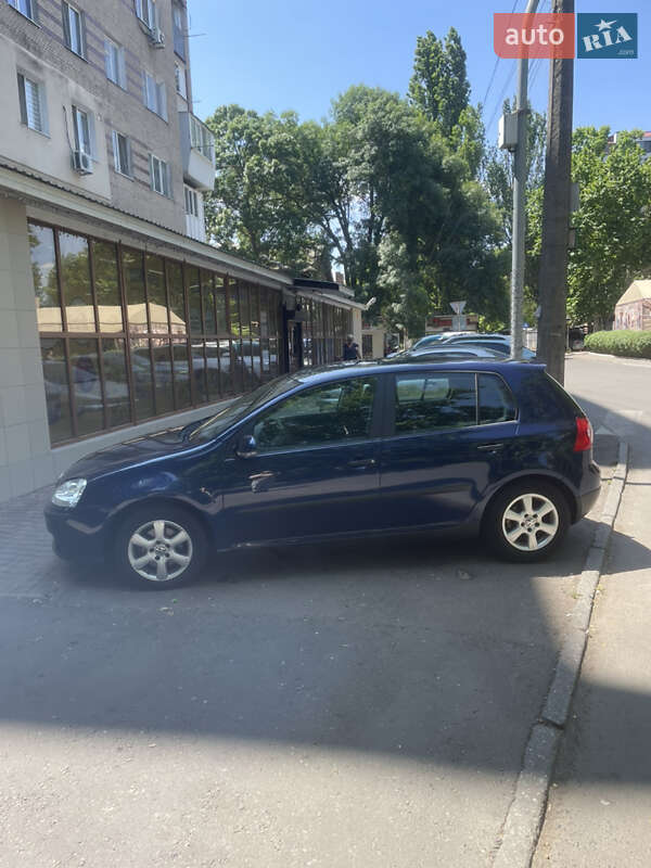 Хэтчбек Volkswagen Golf 2004 в Одессе