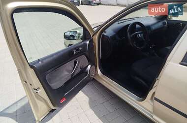 Хетчбек Volkswagen Golf 2001 в 