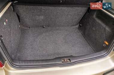 Хетчбек Volkswagen Golf 2001 в 