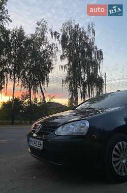 Хэтчбек Volkswagen Golf 2003 в Ромнах