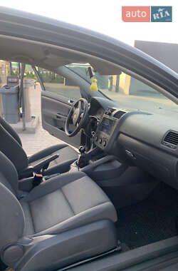 Хэтчбек Volkswagen Golf 2005 в 