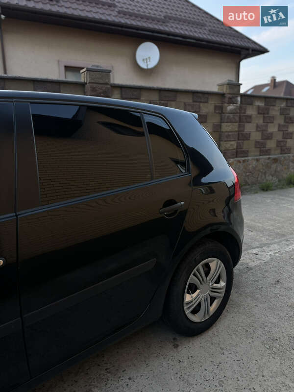 Хетчбек Volkswagen Golf 2005 в Сарнах