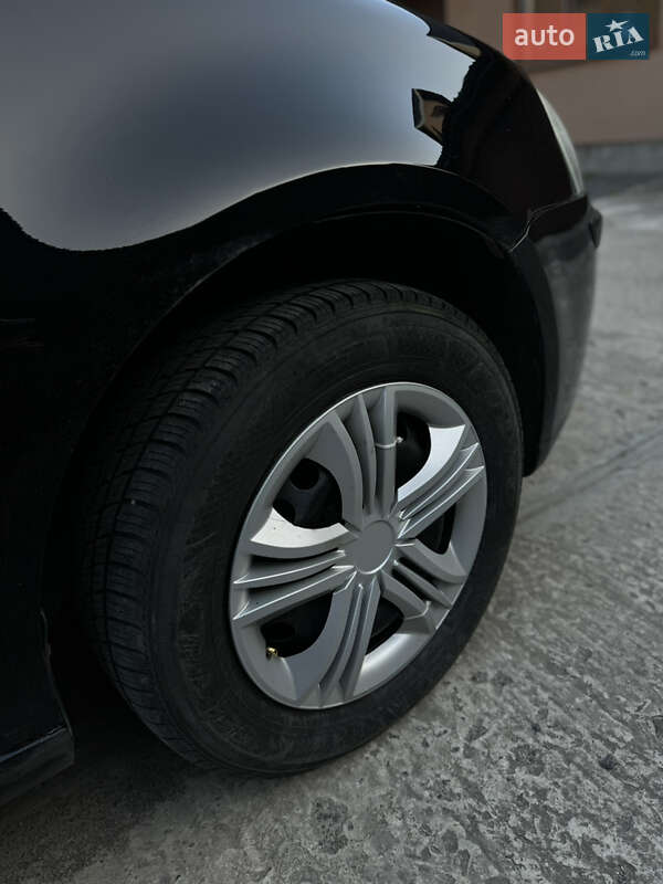 Хетчбек Volkswagen Golf 2005 в Сарнах