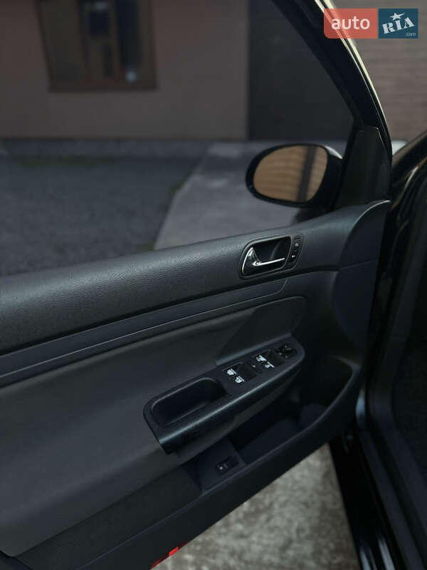 Хетчбек Volkswagen Golf 2005 в Сарнах