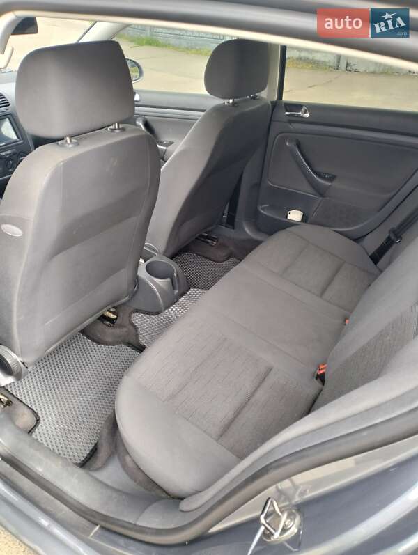 Хетчбек Volkswagen Golf 2005 в Здолбуніві
