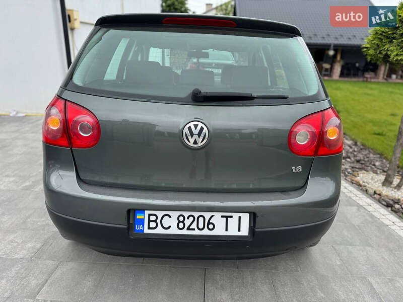 Хетчбек Volkswagen Golf 2004 в Пустомитах