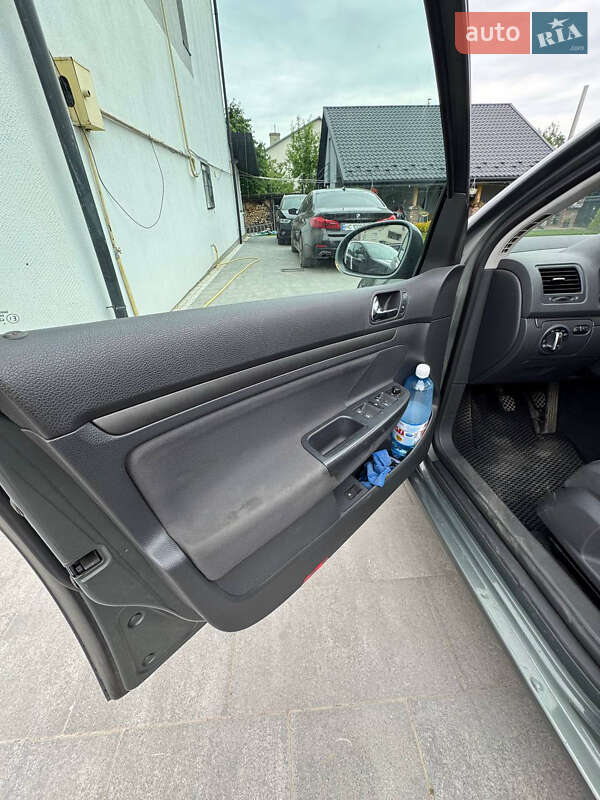 Хетчбек Volkswagen Golf 2004 в Пустомитах