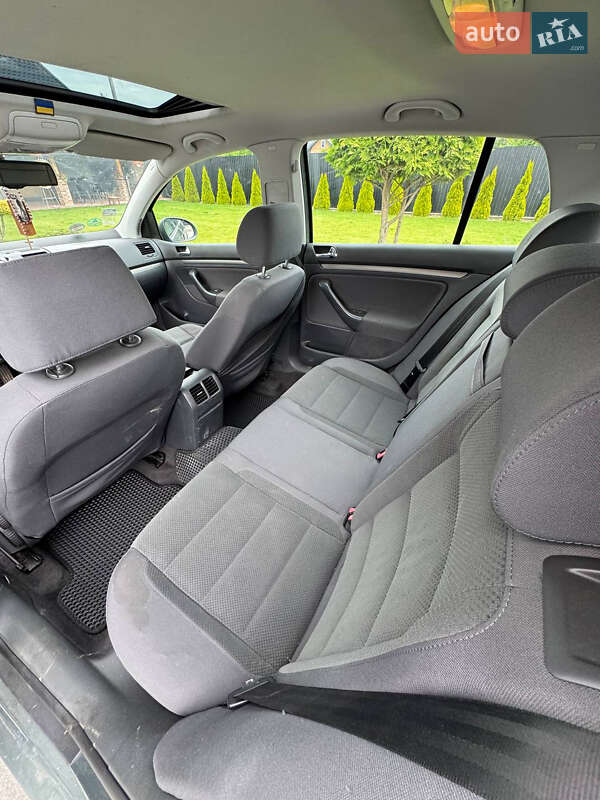 Хетчбек Volkswagen Golf 2004 в Пустомитах