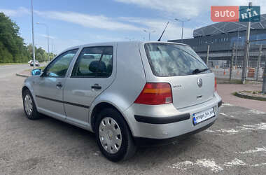 Хетчбек Volkswagen Golf 2001 в 