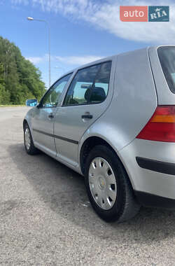 Хетчбек Volkswagen Golf 2001 в 
