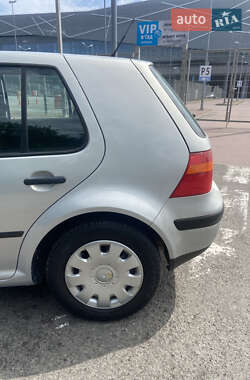 Хетчбек Volkswagen Golf 2001 в 