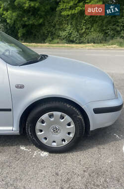 Хетчбек Volkswagen Golf 2001 в 