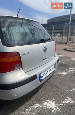 Хетчбек Volkswagen Golf 2001 в 