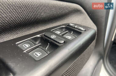 Хетчбек Volkswagen Golf 2001 в 