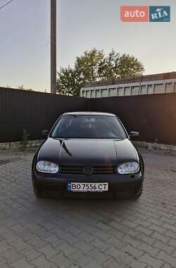 Хэтчбек Volkswagen Golf 2003 в 