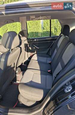 Хэтчбек Volkswagen Golf 2003 в 