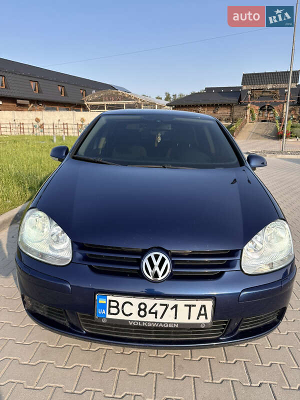 Хетчбек Volkswagen Golf 2005 в Буську