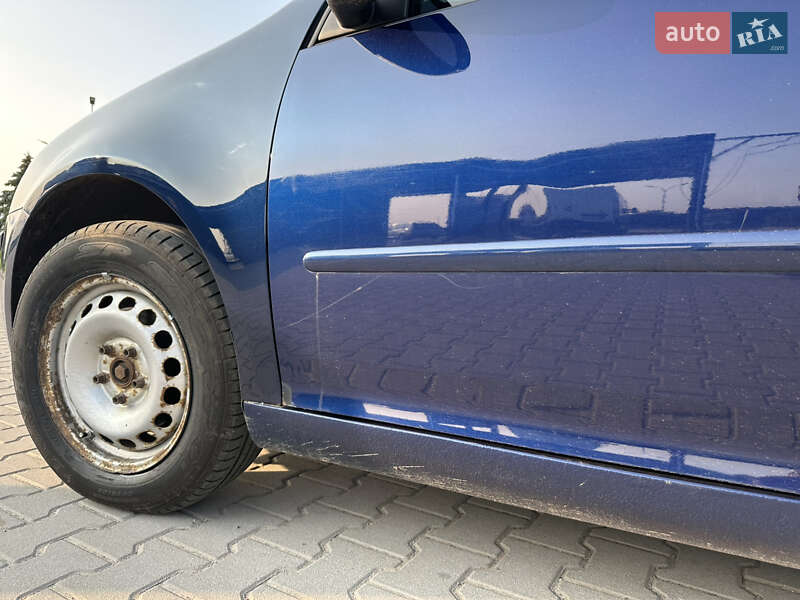 Хетчбек Volkswagen Golf 2005 в Буську