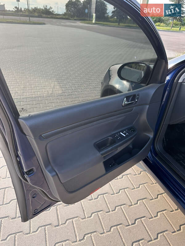 Хетчбек Volkswagen Golf 2005 в Буську