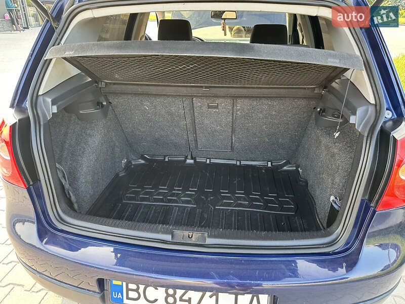 Хетчбек Volkswagen Golf 2005 в Буську