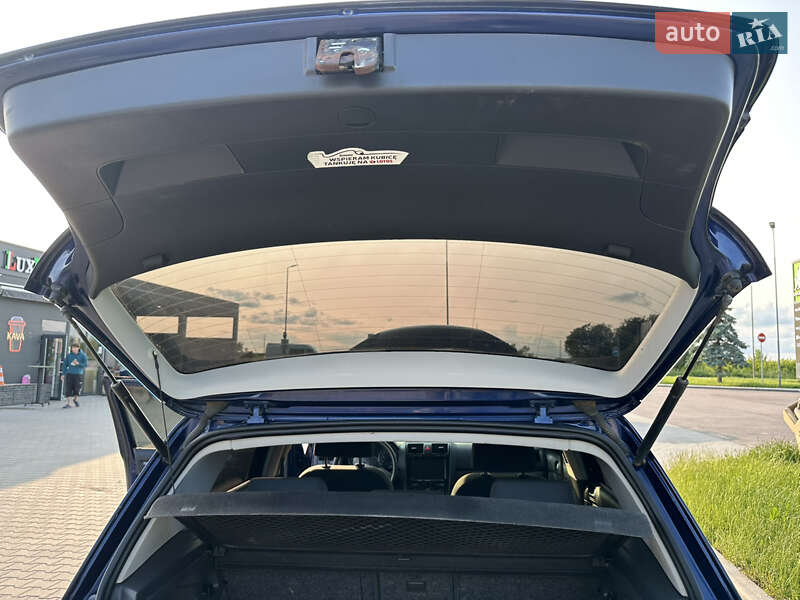 Хетчбек Volkswagen Golf 2005 в Буську