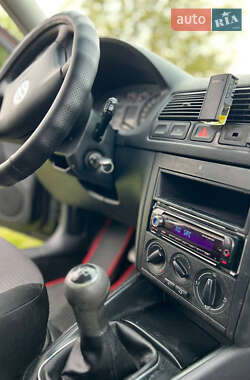 Хетчбек Volkswagen Golf 2001 в 