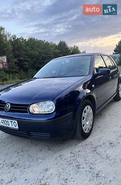 Хэтчбек Volkswagen Golf 2003 в Новояворовске