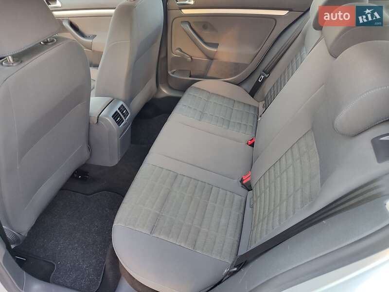 Хетчбек Volkswagen Golf 2007 в Сарнах