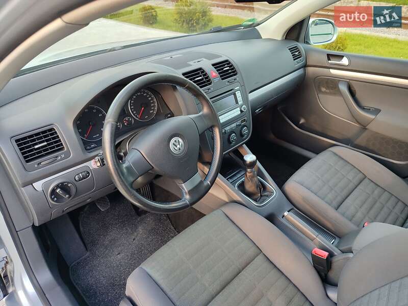 Хетчбек Volkswagen Golf 2007 в Сарнах