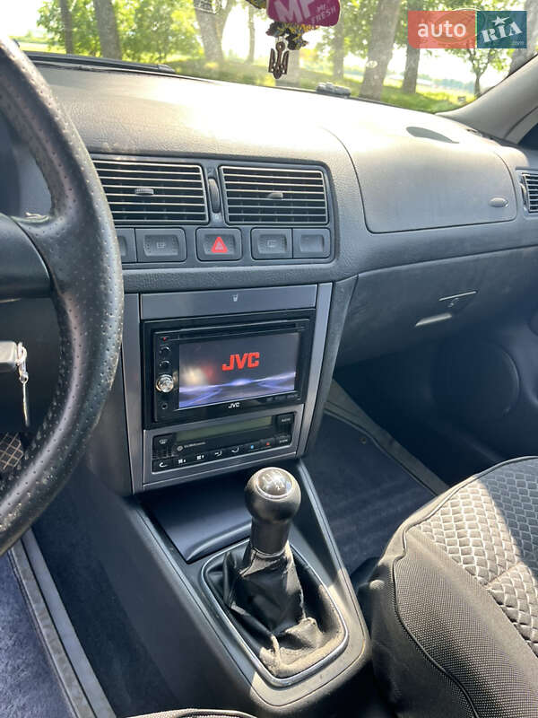 Універсал Volkswagen Golf 2003 в Чернівцях