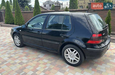 Хэтчбек Volkswagen Golf 2000 в 