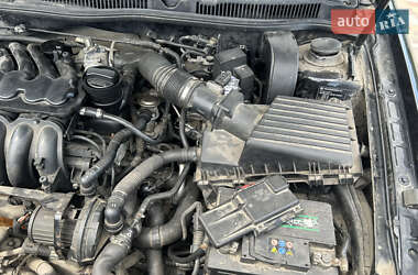 Хэтчбек Volkswagen Golf 2000 в 