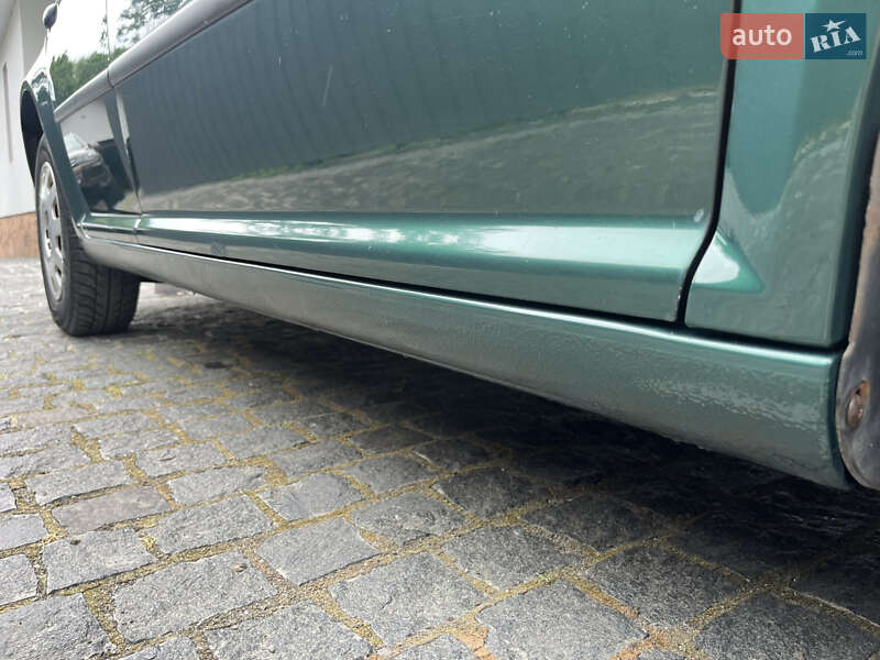 Хетчбек Volkswagen Golf 2000 в Звягелі