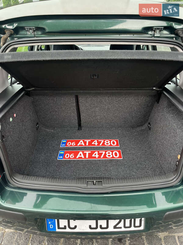 Хетчбек Volkswagen Golf 2000 в Звягелі