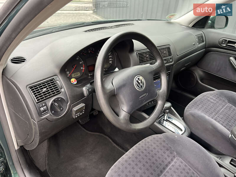 Хетчбек Volkswagen Golf 2000 в Звягелі