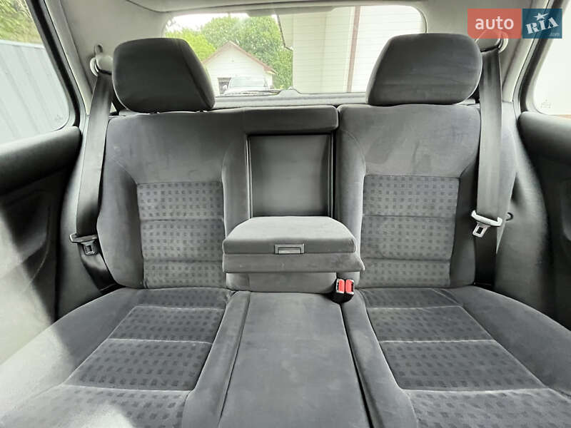 Хетчбек Volkswagen Golf 2000 в Звягелі