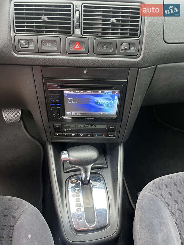 Хетчбек Volkswagen Golf 2000 в Звягелі