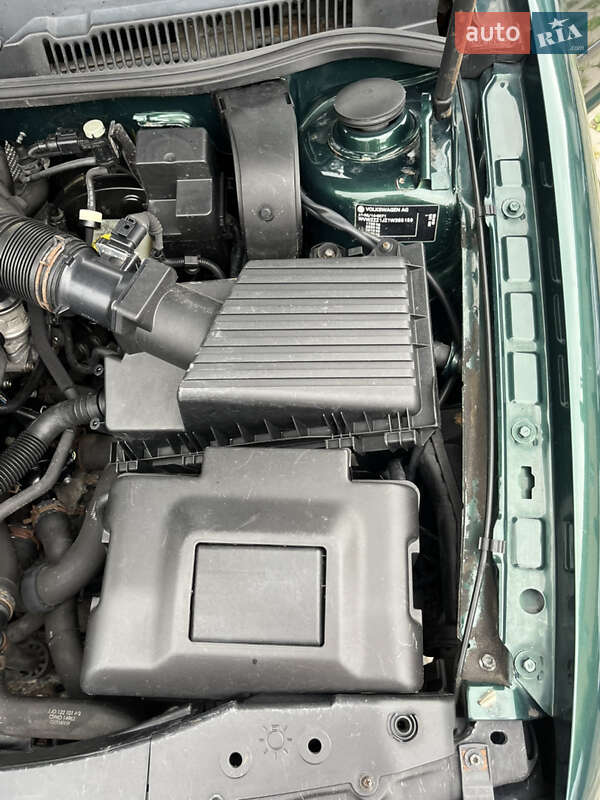 Хетчбек Volkswagen Golf 2000 в Звягелі